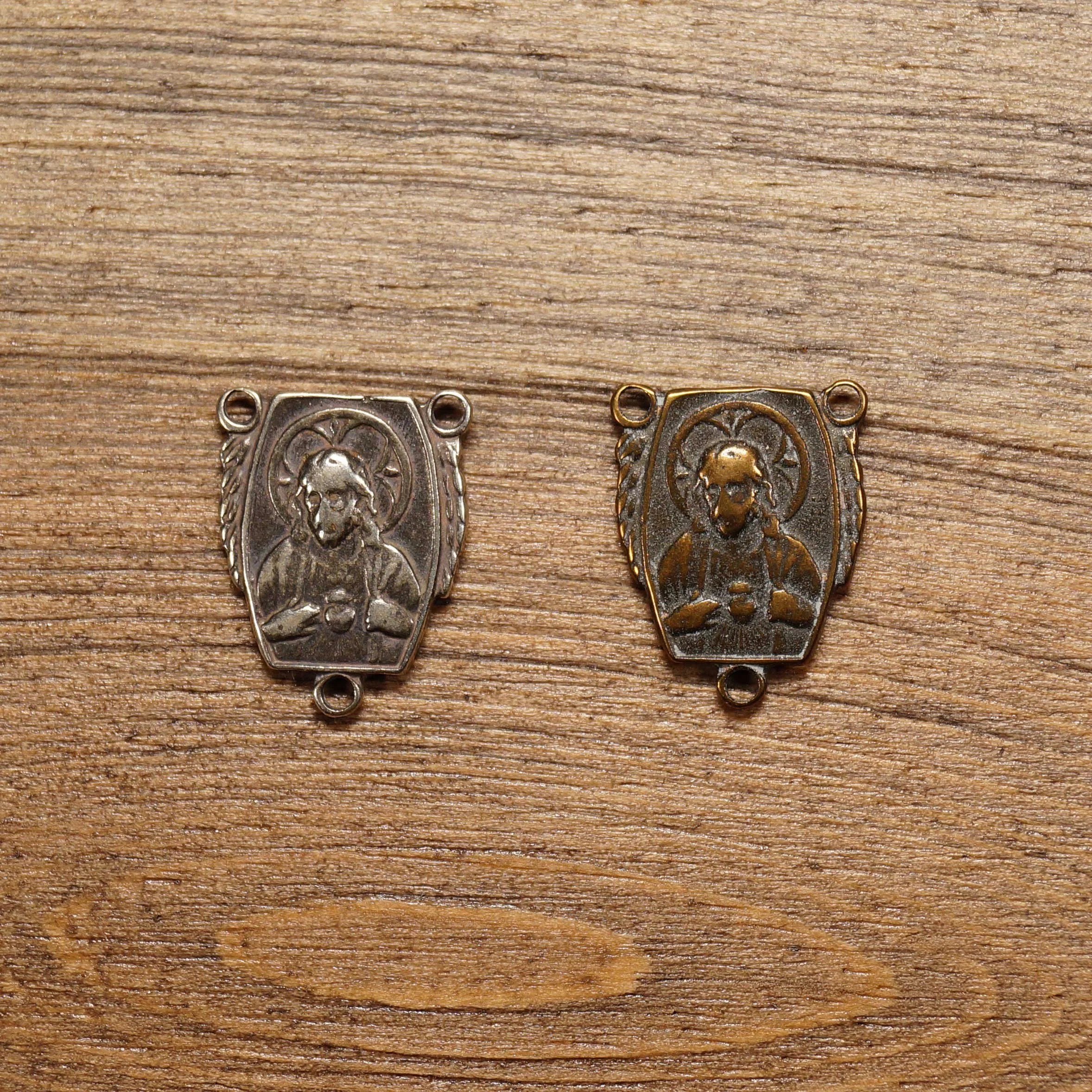 Cropped Gothic Scapular Center