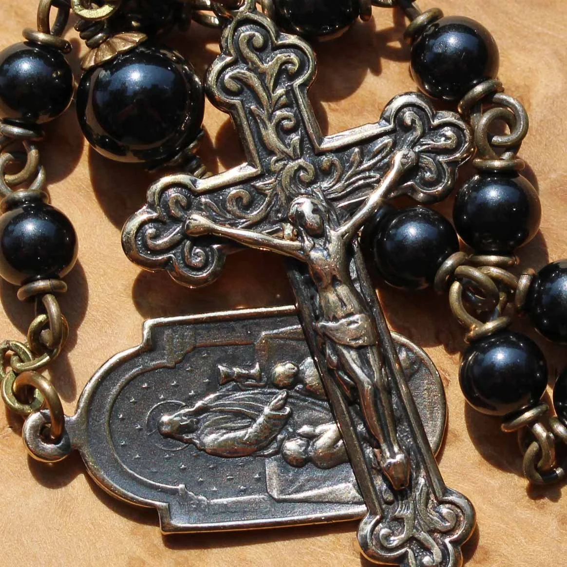 Ten_det_179_black_spinel_communion1.jpg