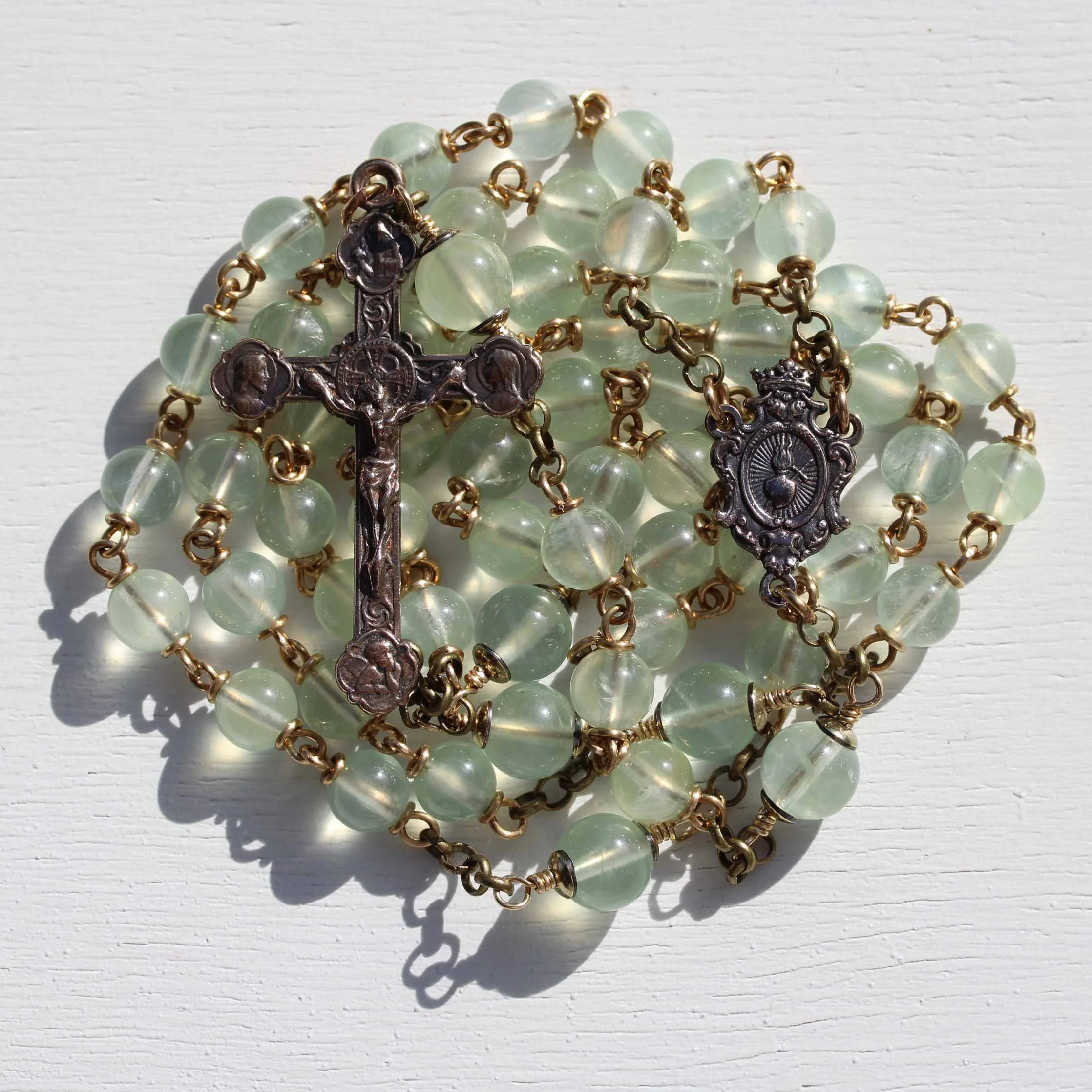 7mm_det_137_prehnite_crowned_heart2.jpg