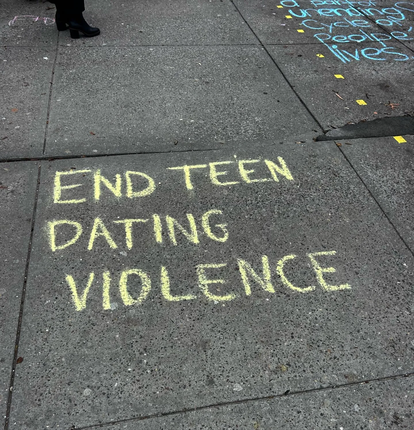 This month, we joined @thchope for a chalking workshop about catcalling and other forms of gender-based violence 🖍️ On April 25, join the teen dating violence awareness walk hosted by @thchope ! #stopstreetharassment #teendatingviolence #teendatingv