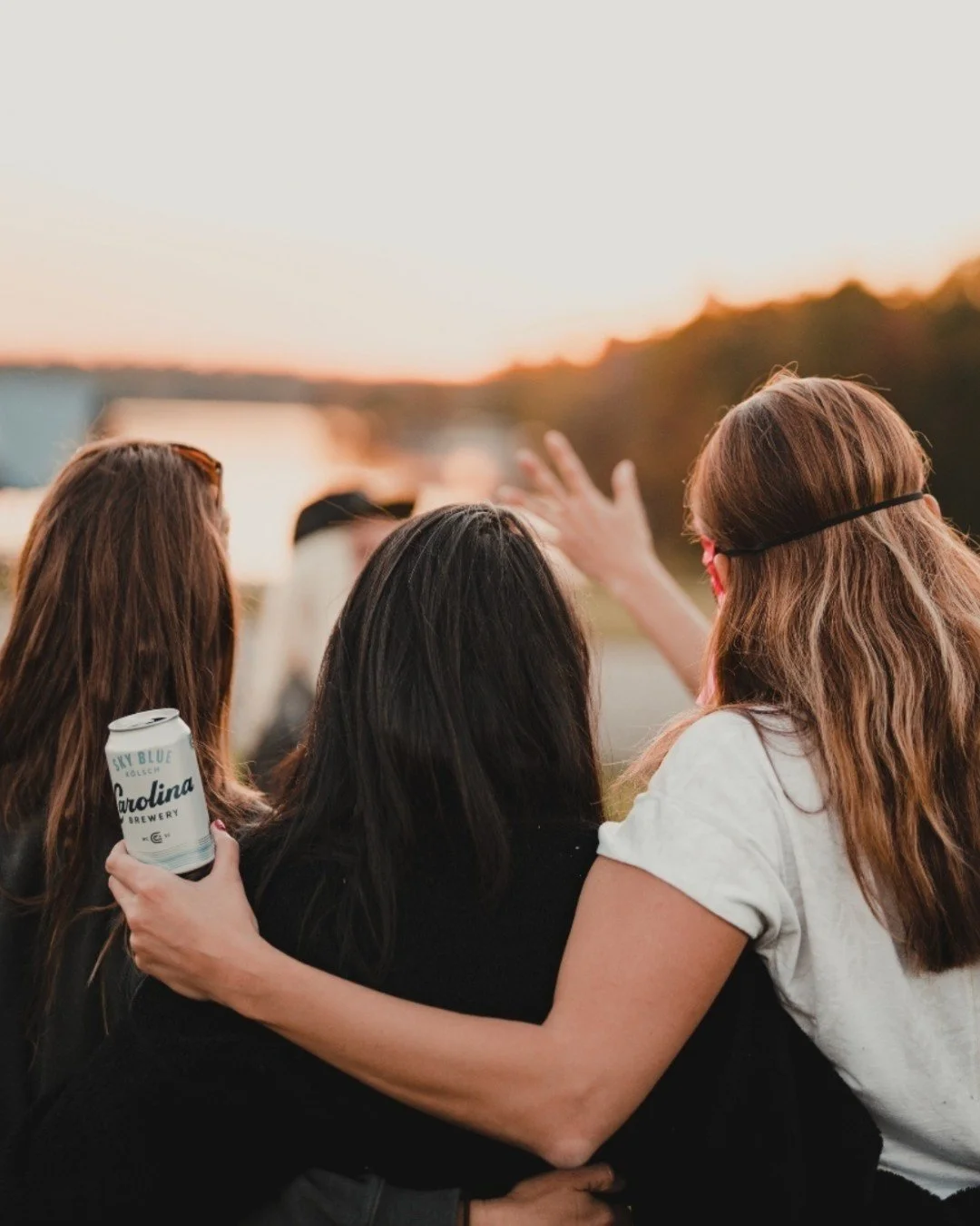 Cooler nights call for a Sky Blue Kolsch and great company.
📸: @ncsweaters
.
.
.
#beer #craftbeer #ncbeer #brewery #drinklocal #northcarolina #carolinabrewery #beeeeer #nccraftbeer