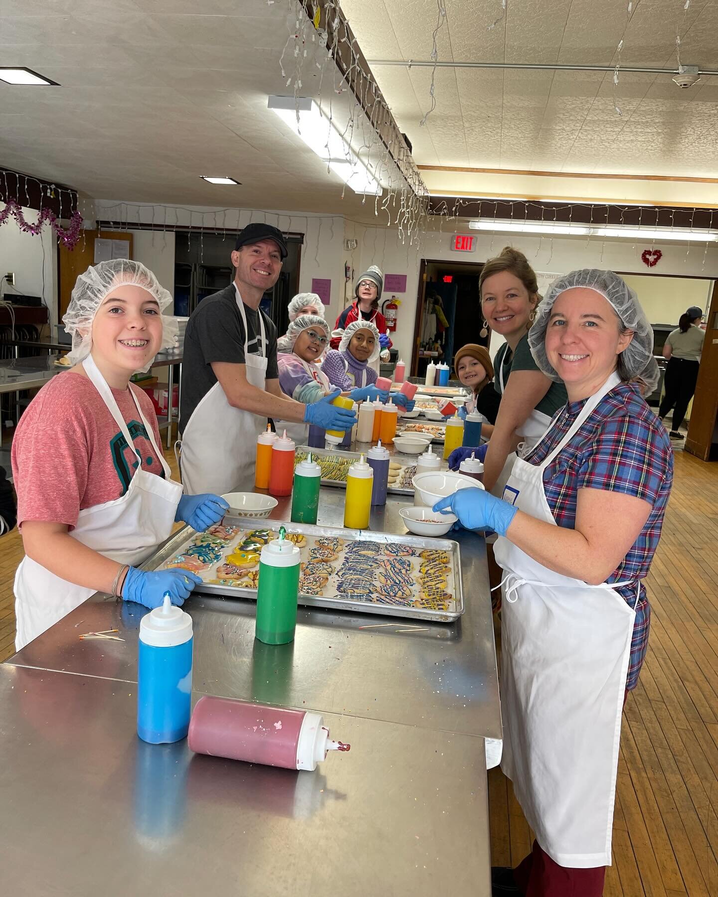 Yesterday, a group of Center School students and family members volunteered at @stonesoupgreenfield. This group decorated a total of 1,041 cookies for this week&rsquo;s meal honoring the International Day of Peace and Understanding 💜