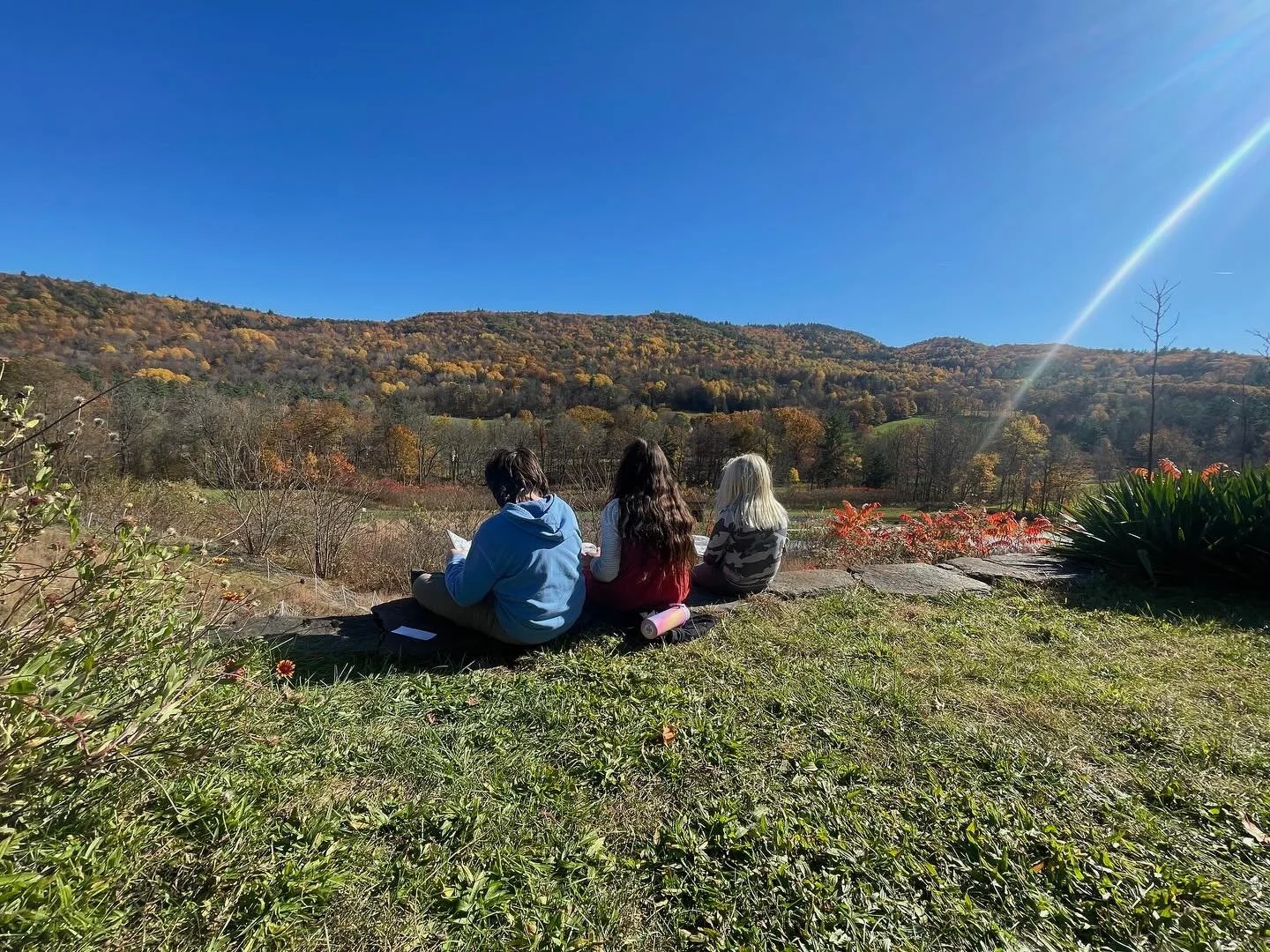 A perfect pause on a field trip to Fern Hill Farm 🍂🍁

Middles (4th/5th) students took time to read, journal, and soak in the view during a quiet moment on today&rsquo;s field trip.