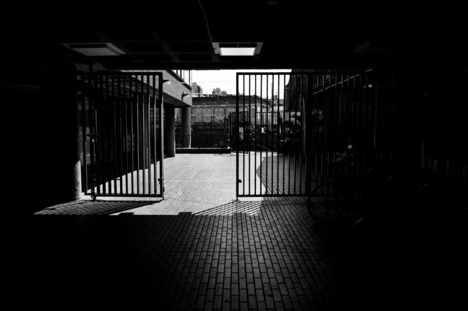 ELEVATED WALKWAY: This photo shows the concourse.The concourse runs through the centre of the building and was the first of Tom Hollamby’s ‘elevated walkways’.
This route is carved through the middle of this building and, while the concourse is now u