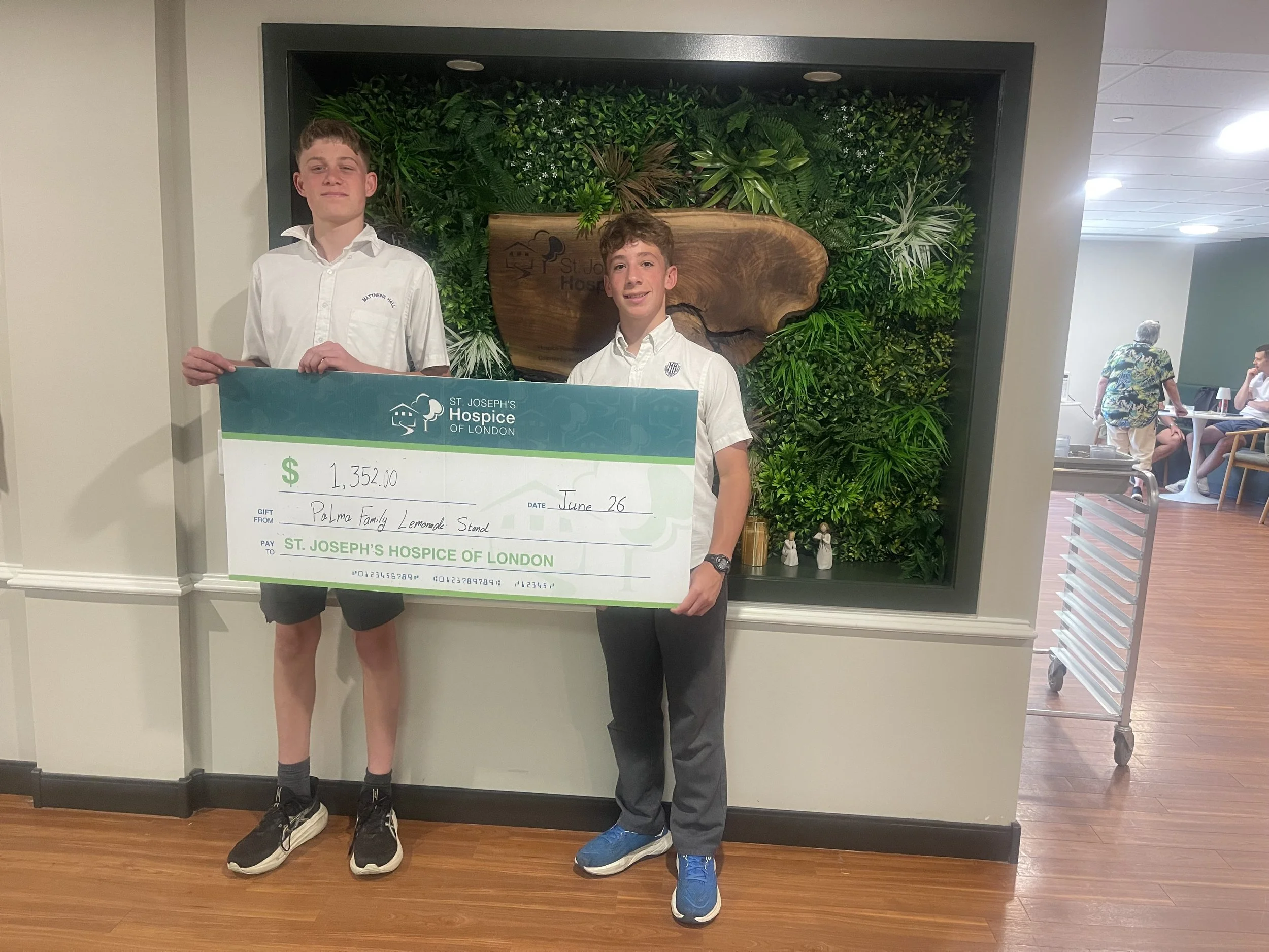 kids with cheque from lemonade stand