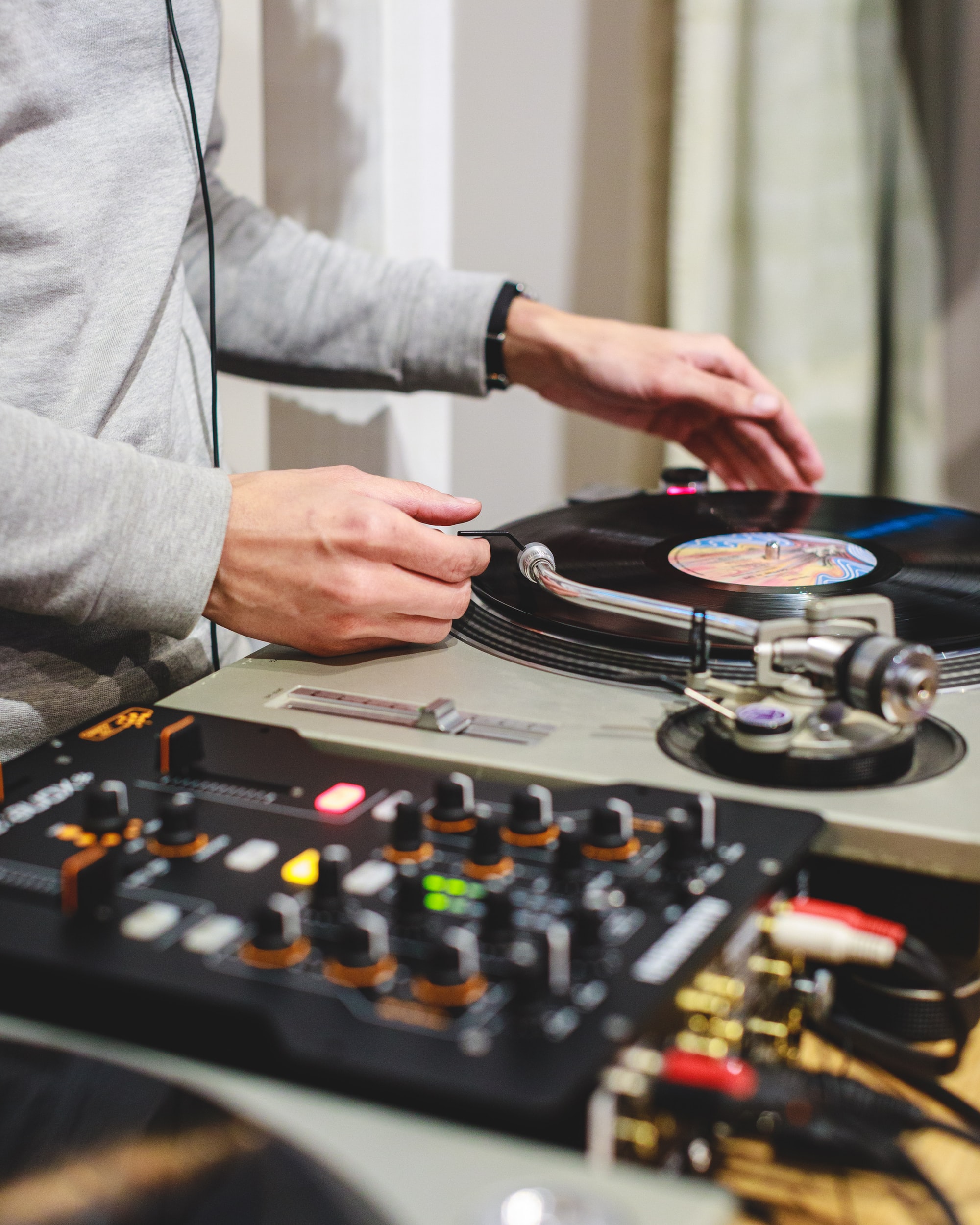 5 Things You MUST Know Before Choosing An Event DJ