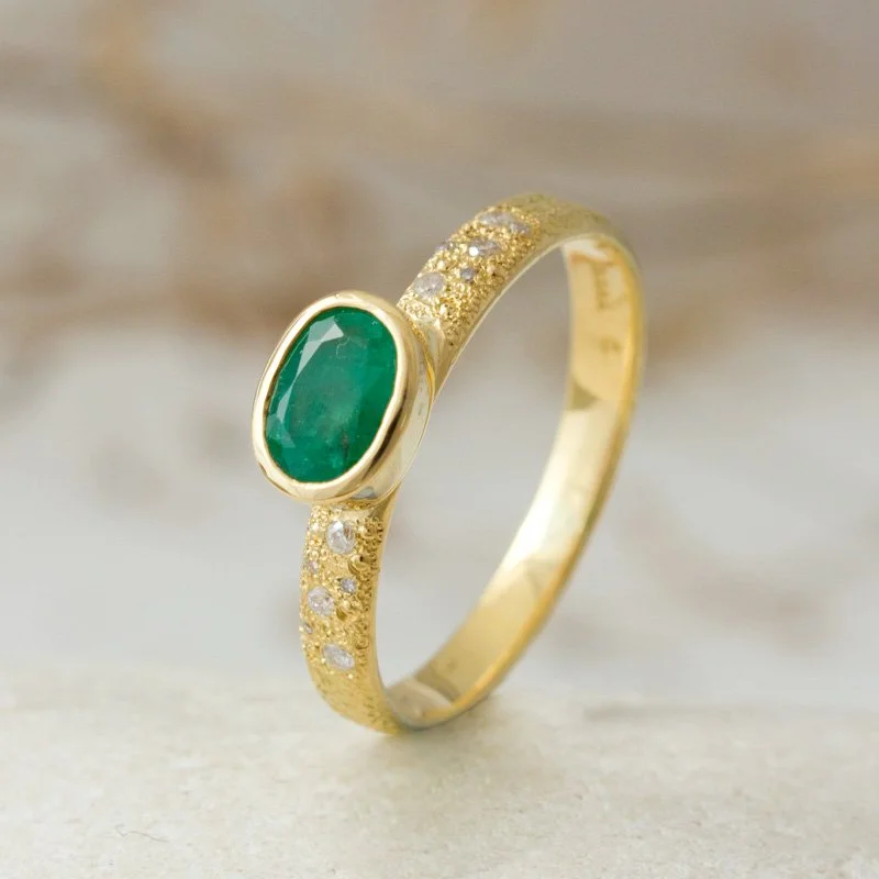 designer-gold-and-emerald-ring-with-diamonds-100417-1.jpg