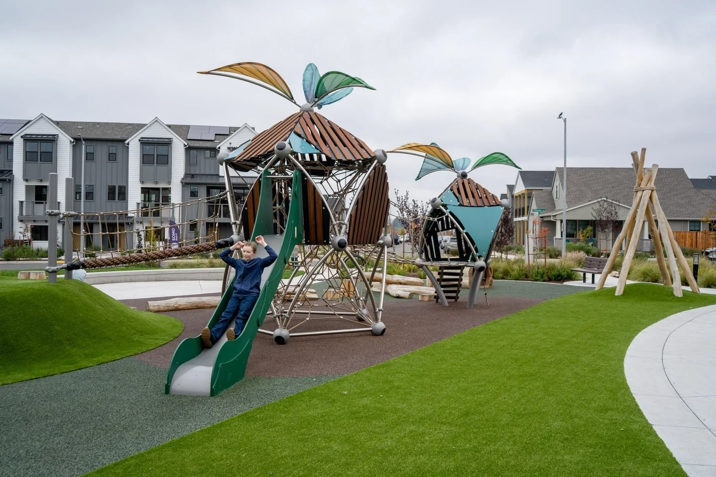🪵 🍃 SOMO Village in Rohnert Park, CA just got a whole lot more playful! Kids can now explore the charming Berliner Boo and Trii Houses with their leaf shade canopies, slides, and jungle bridge, and climb through nature on WholeTrees&rsquo; log play