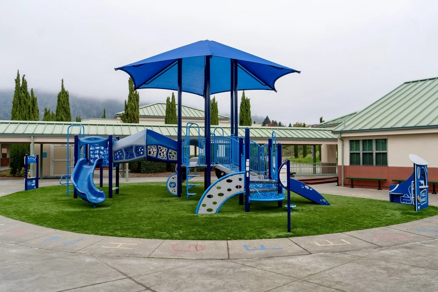 The new 2-5 inclusive Burke playground at Austin Creek Elementary School in Santa Rosa is being enjoyed by students! Designed for early learners this playground features imaginative panel play, a cozy see-through tunnel, slides, climbing opportunitie