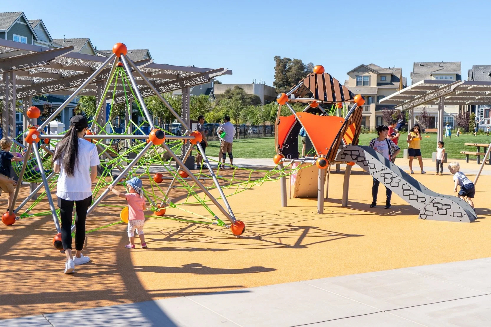 ☀️ Summer Spotlight: Pyramid Park | Mountain View

Pyramid Park is packed with ways to play, climb, and stay active. The 5-12 play area is anchored by a Berliner Jupiter net climber, where kids can climb at their own level. This playspace also includ