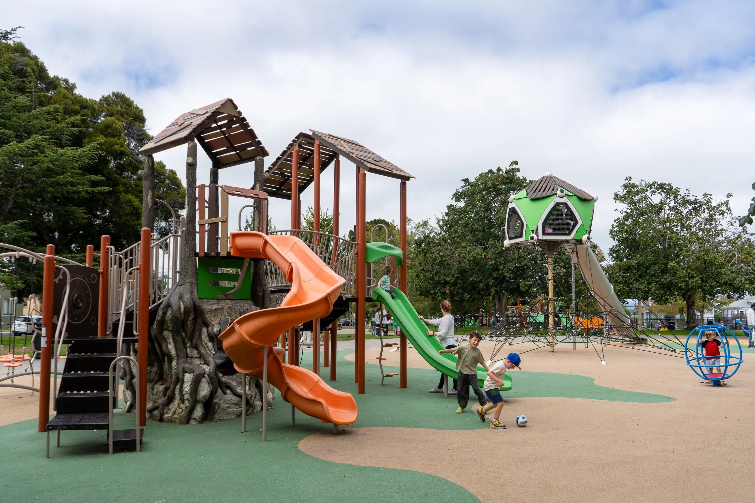 ☀️ Summer Spotlight: San Pablo Park | Berkeley, CA
Designed as an inclusive playground that encourages exploration and self-regulated play, this space gives kids plenty of ways to climb, slide, balance, spin and swing while challenging themselves. 

