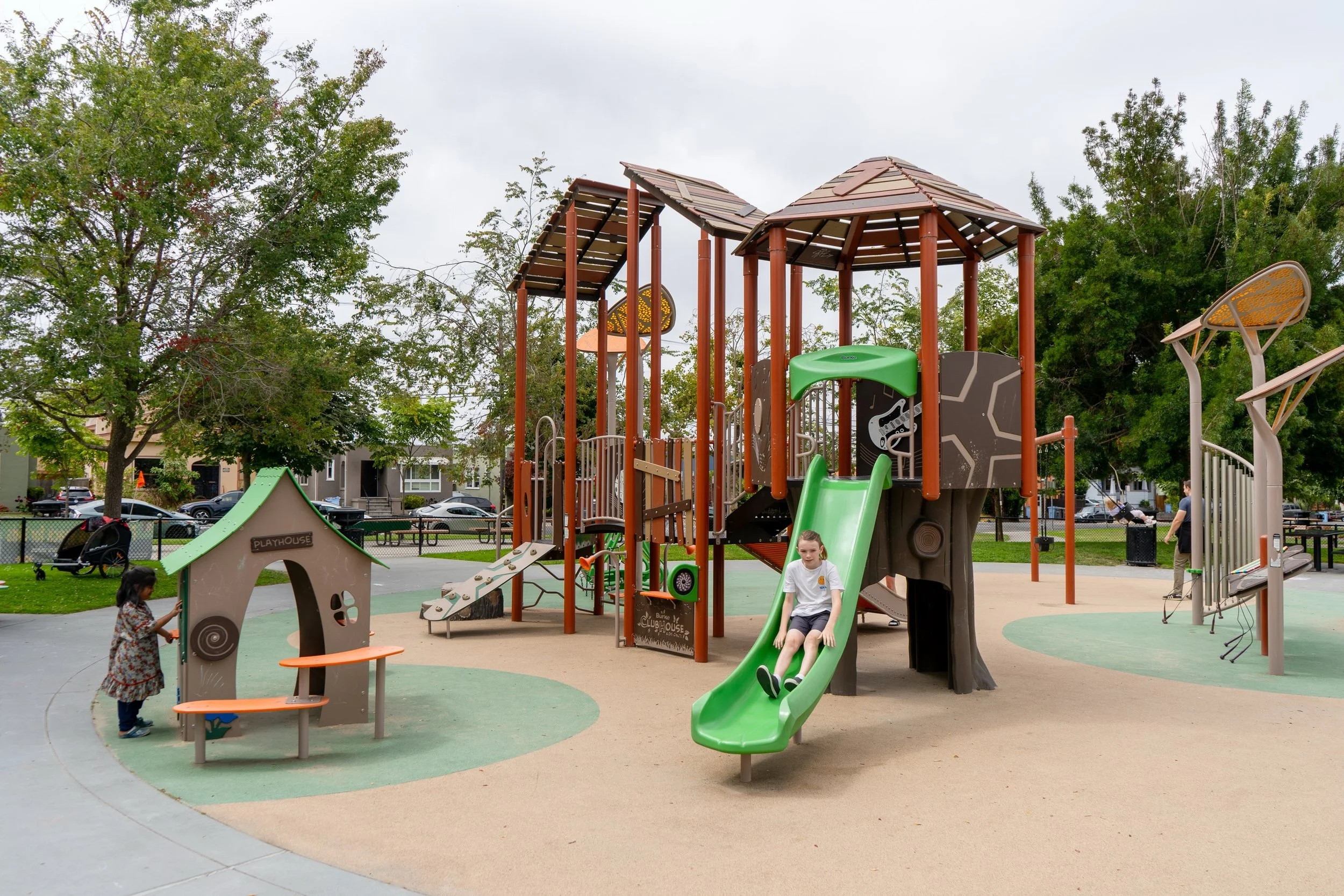 ☀️ Summer Spotlight: San Pablo Park | Berkeley, CA
Designed as an inclusive playground that encourages exploration and self-regulated play, this space gives kids plenty of ways to climb, slide, balance, spin and swing while challenging themselves. 

