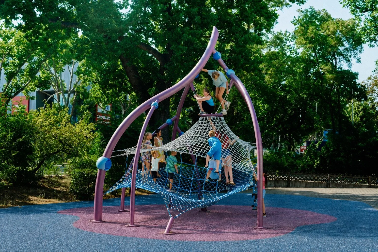 Kaheyo is Berliner&rsquo;s new rope-play climbing structure with varied play opportunities combining flowing forms with climbing, balancing, swinging, and spaces to relax.

Inspired by shapes found in nature, Kaheyo uses Berliner&rsquo;s newly develo