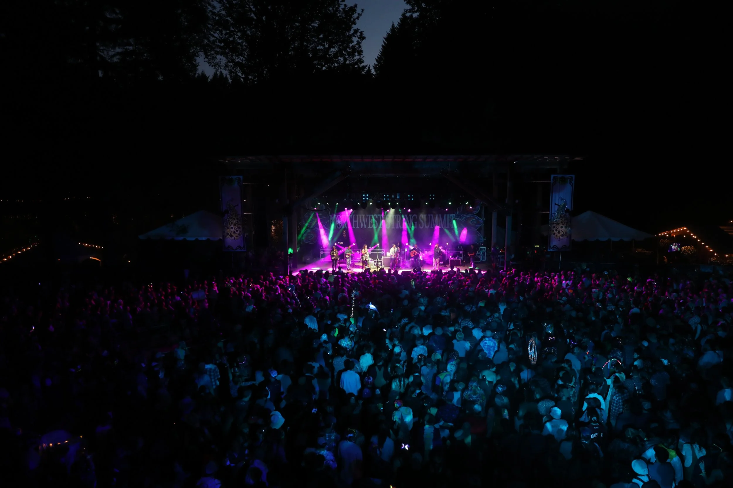 Lookout EWS light on crowd.JPG