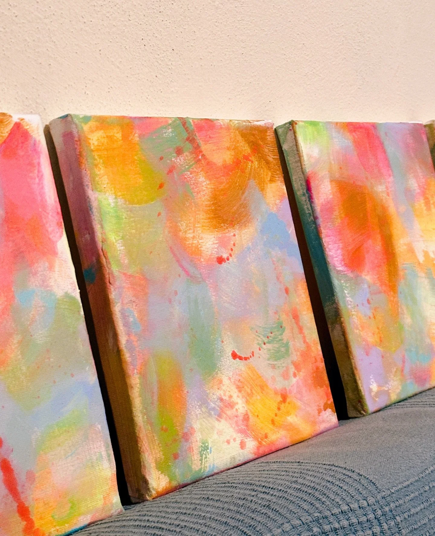 I’ve heard lot of people say they don’t get abstract art.🖼️ 
My husband is one of them. He looks for shapes, figures, something familiar he can hold onto. And for the longest time to him, my abstract paintings felt like puzzles with no