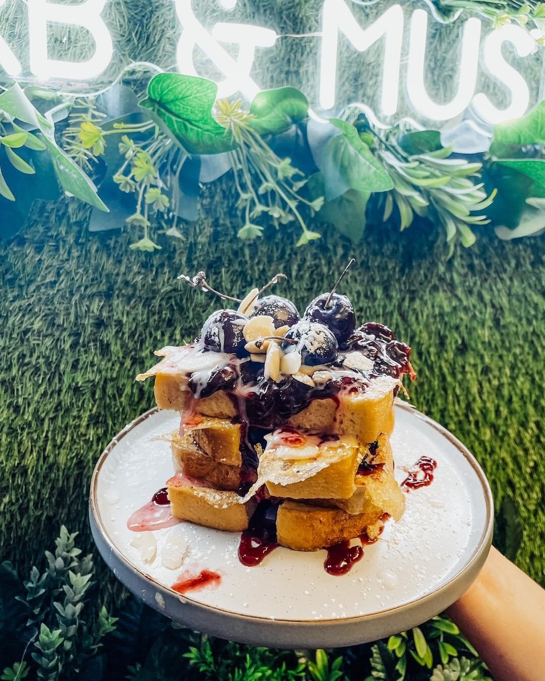 Pretty please with a cherry on top&hellip;

Available from today, our latest special: Cherry bakewell french toast