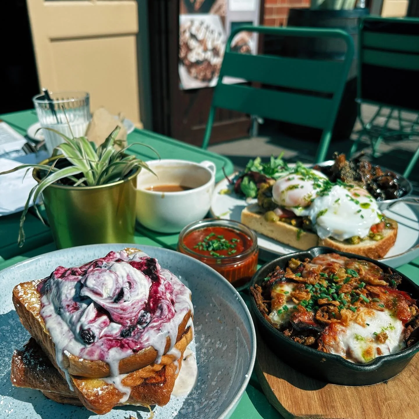 🌼 Fresh air, fresh flavors, and a patio perfect for lazy brunches 🌼 

Your favorite brunch menu just got a spring upgrade. Come soak up the sun on our freshly renovated suntrap patio !

&bull;BLUEBERRY MASCARPONE FRENCH TOAST 🫐 
Brioche french toa
