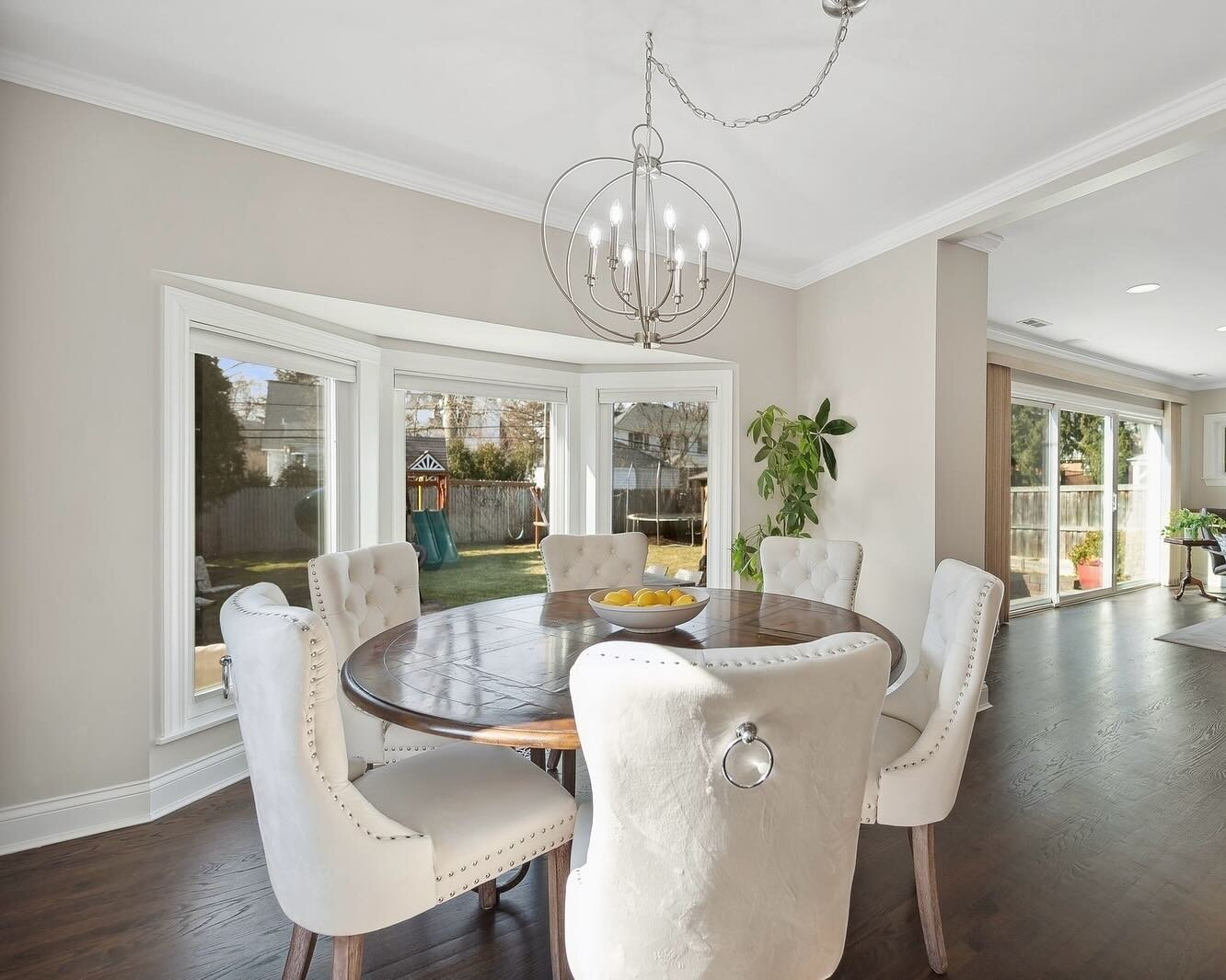 Unlock your space&rsquo;s potential with the magic of staging! 🔑✨

By stowing away family photos, applying a fresh coat of paint and updating the furnishings, this dining room now sets the stage for new beginnings and cherished shared moments.

726 