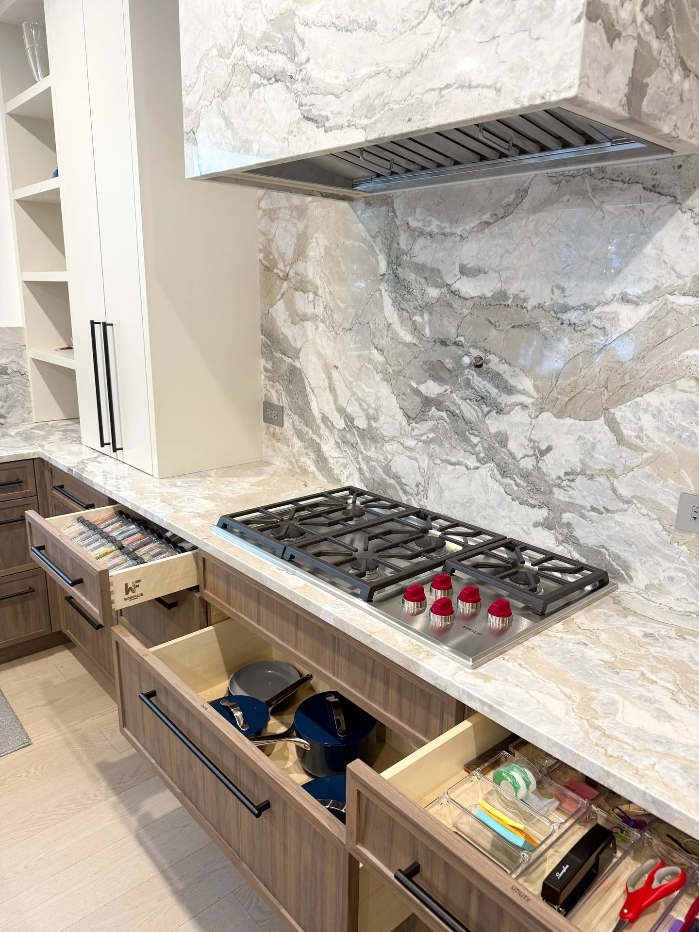 The stone may steal the spotlight&hellip; but the real magic is in the drawers &amp; behind the doors✨

Every utensil, tool, and category placed with intention&mdash;because how a kitchen functions matters just as much as how it looks.

Organization: