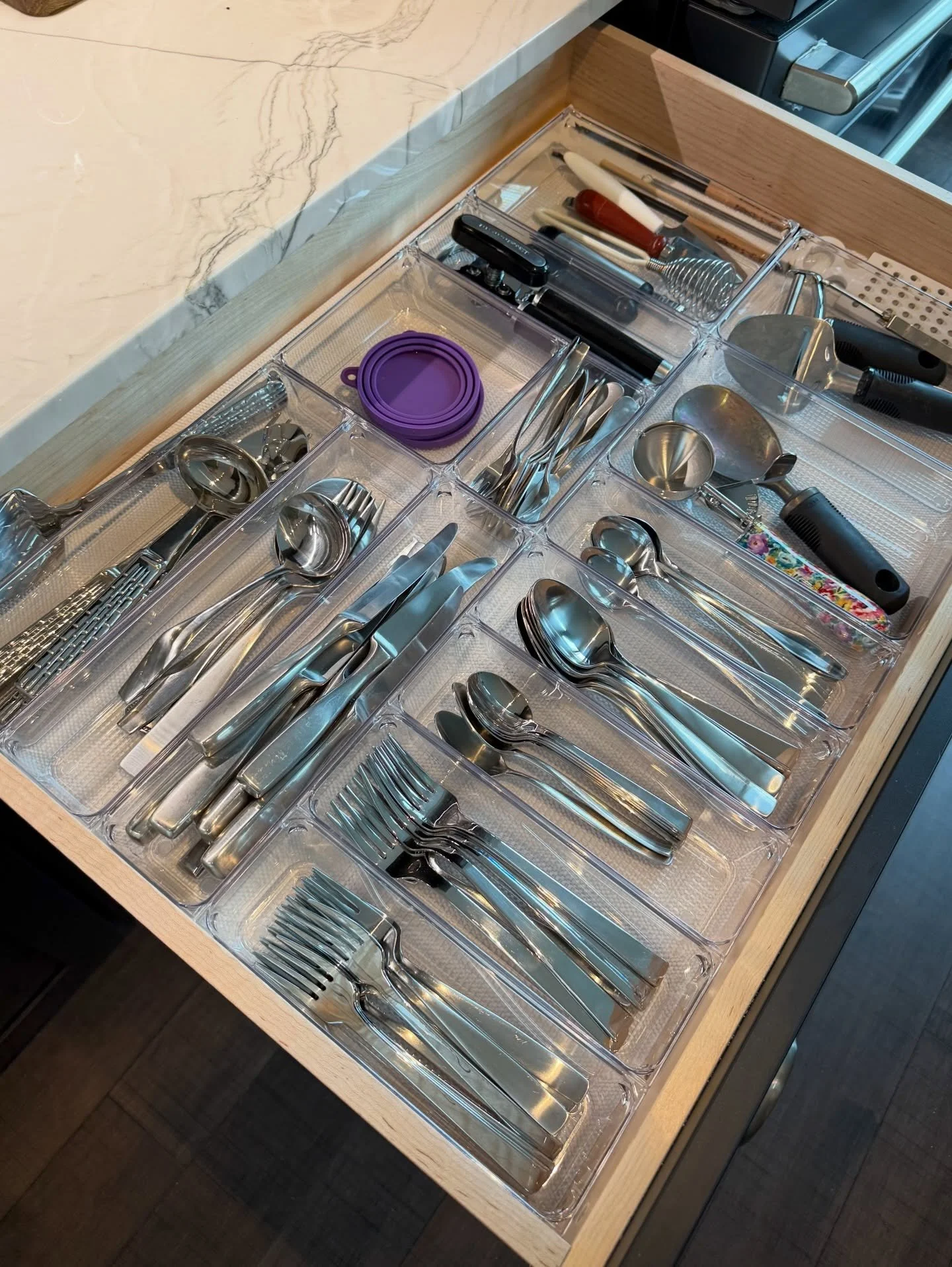 Same kitchen&hellip; not one, not two, but THREE different drawer solutions&mdash;because the right setup always depends on what you&rsquo;re storing!

&bull; Silverware &rarr; clear organizers so everything is visible at a glance
&bull; Cooking uten