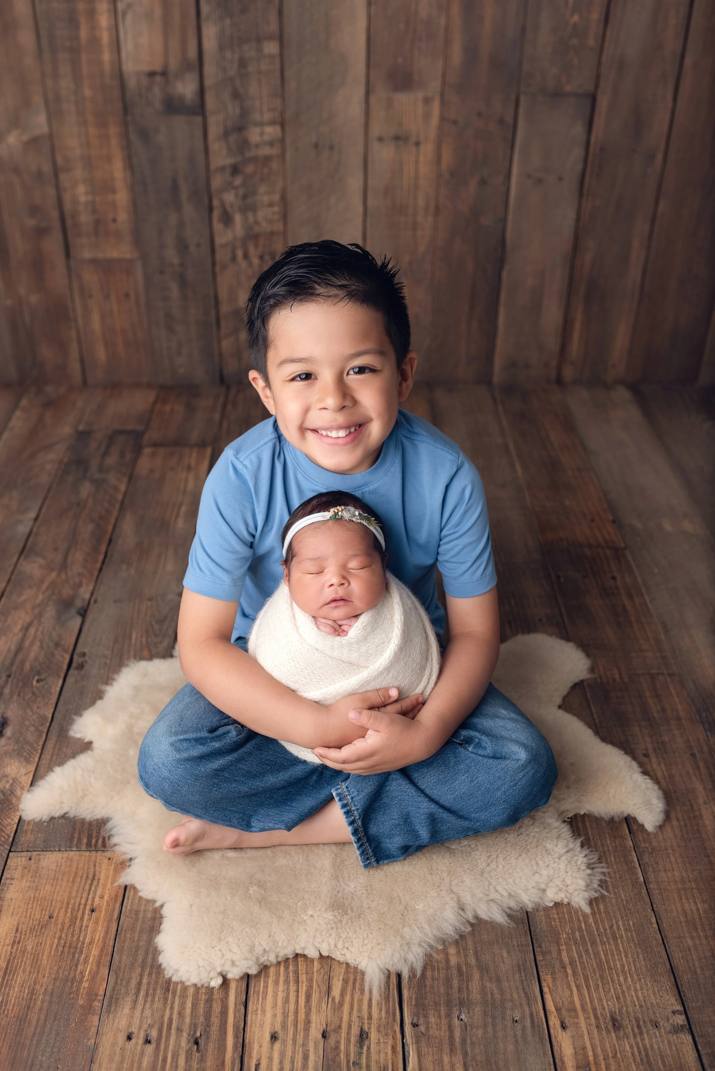 Frisco Newborn Photographer | Best Frisco Newborn Photographer | Dallas Newborn Photographer | Blooming Tree Photography | Sibling photography | Newborn boy | www.bloomingtreephotography.com