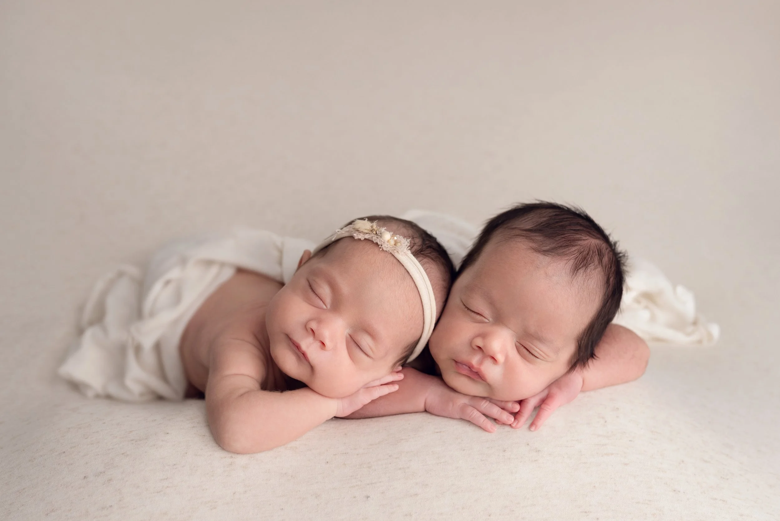 Newborn Photographer in Frisco | Twin Newborn Photography | Best Frisco Newborn Photographer | Dallas Newborn Photographer | Blooming Tree Photography | www.bloomingtreephotography.com | Newborn Photography