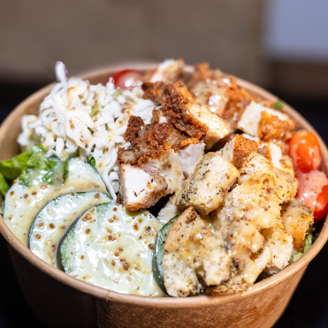 Let's keep things on the lighter side with a salad from one of our amazing vendors.

🐔 @kukri.chicken: Garden Salad | 🍕@thiccpizzaco: Greek &amp; Caesar

#CaesarSalad #GreekSalad #505Central