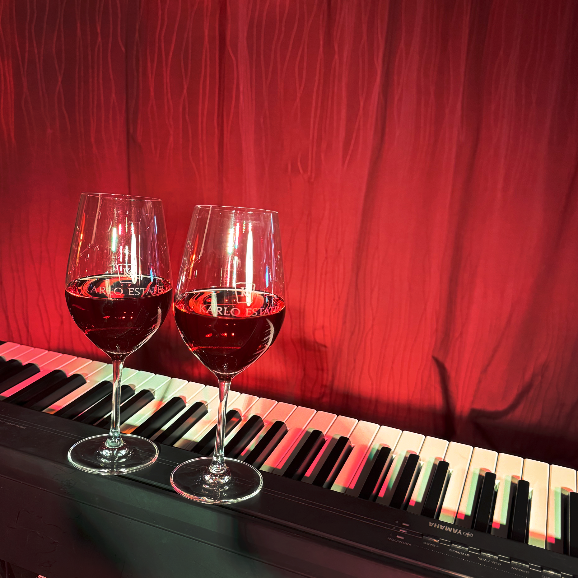 glassonpiano.png