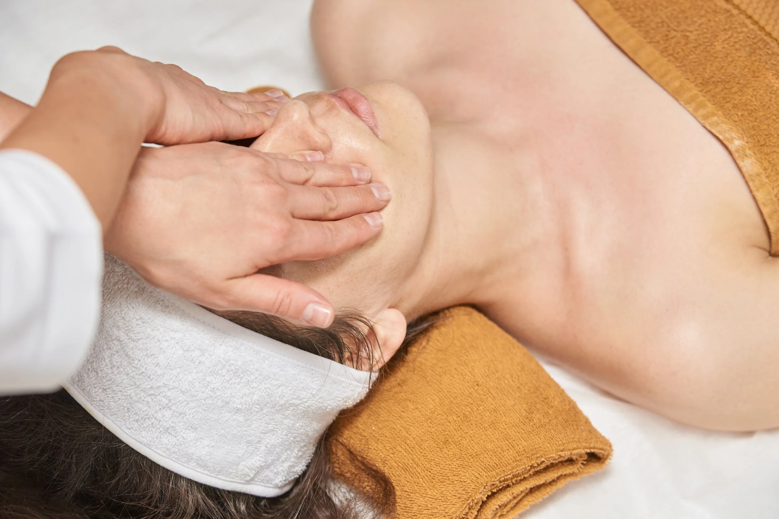 How Lymphatic Drainage Massage Helps Reduce Water Retention