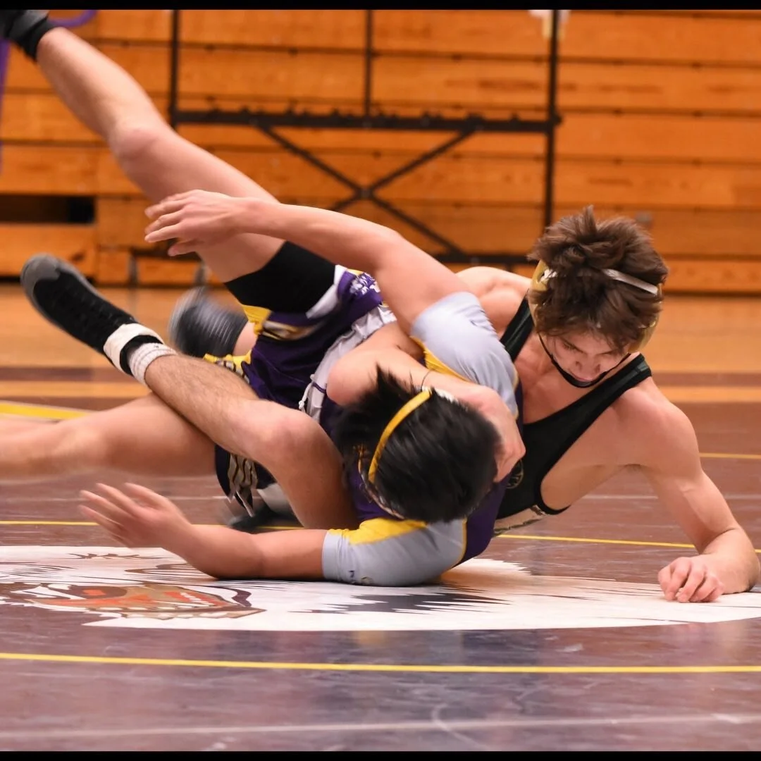 🤼 It may seem counterintuitive, but part of what draws us to combat sports is how they bring out mindfulness in competitors 🤼
.
In the heat of the moment, the wrestler must rely on their breath, focus on their opponent, and maintain composure.
.
Pa