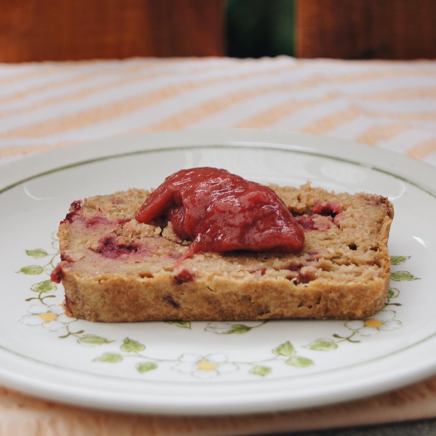 Rhubarb Loaf &hearts;️ 
The very talented Kiah from @marigoldandsol has created this delicious recipe for those of you who received a bunch of rhubarb in their box.