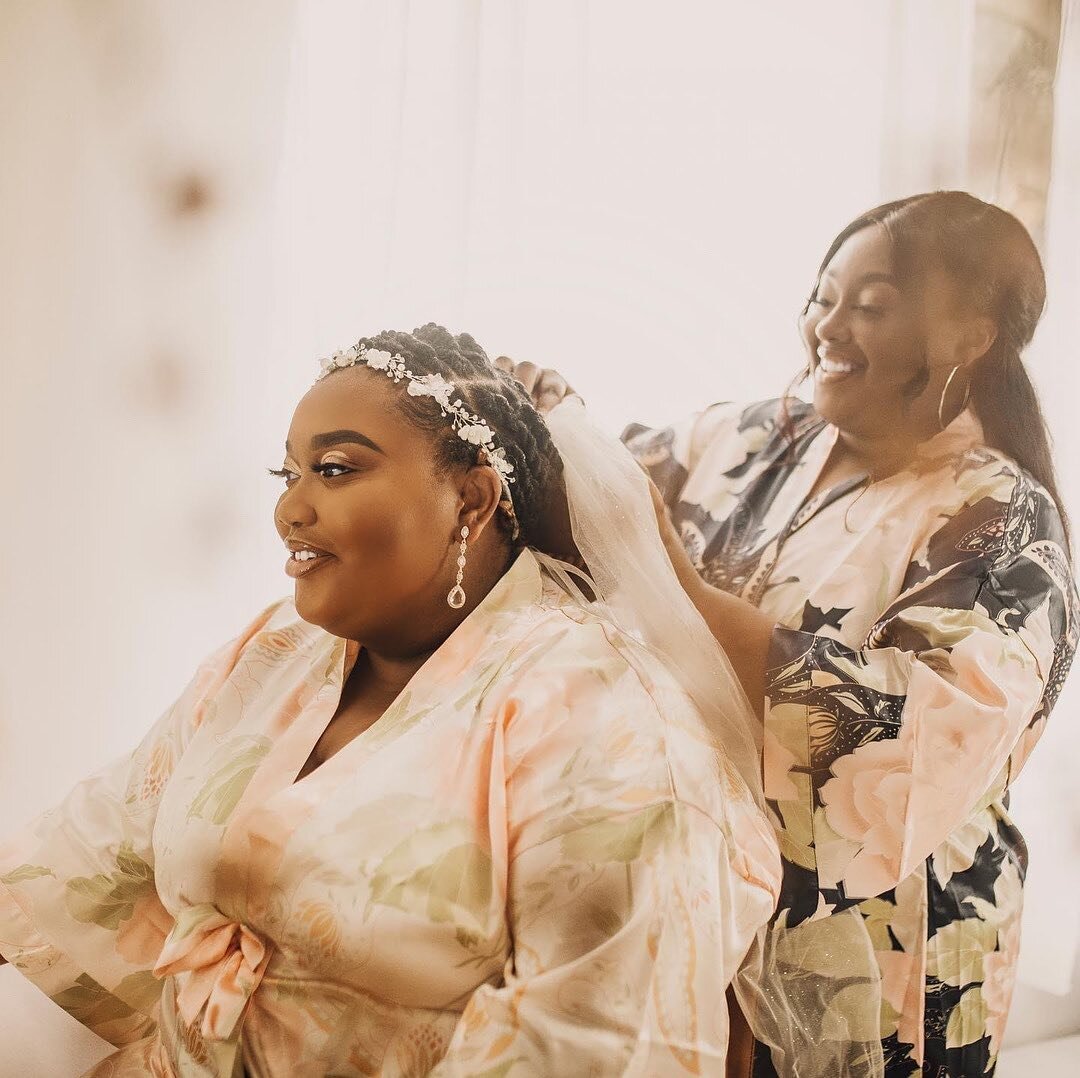 Before all the fun begins 💍
How stunning is @hollyjphotography_ ✨
⠀⠀⠀⠀⠀⠀⠀⠀⠀
📸@redpoppyphotography
🏠 airbnb.com/h/foxtrotshv
📧 foxtrot.shv@gmail.com 
.
.
.
.
.
#shreveport #sbc #downtownshreveport #texasstreet #shreveportmusicians #recordingstudio