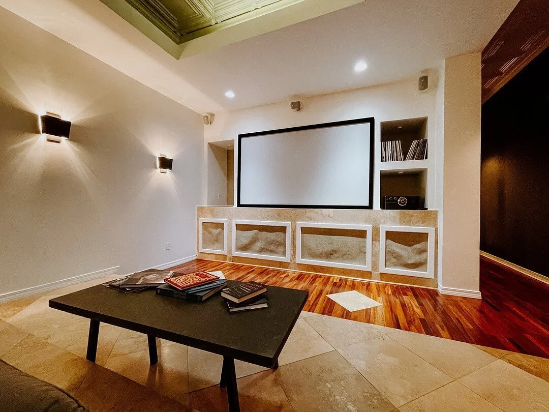 📺 Netflix, Hulu, Disney+, Amazon Prime &mdash; Just bring the popcorn 🍿 
🏠 airbnb.com/h/foxtrotshv
📧 foxtrot.shv@gmail.com.
.
.
.
.
.
#shreveport #sbc #downtownshreveport #texasstreet #shreveportmusicians #recordingstudio #music #downtownliving #