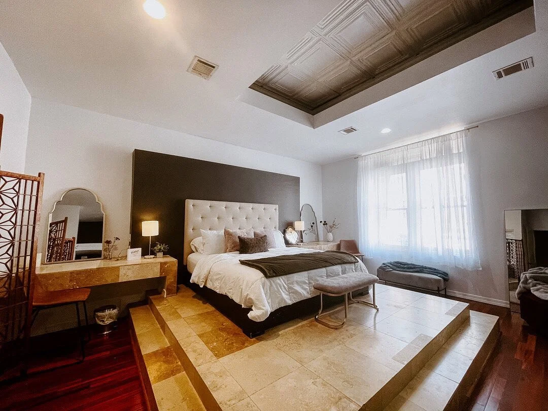 Check out is at Noon so you can get more 💤 😴 
🏠 airbnb.com/h/foxtrotshv
📧 foxtrot.shv@gmail.com.
.
.
.
.
.
#shreveport #sbc #downtownshreveport #texasstreet #shreveportmusicians #recordingstudio #music #downtownliving #explore #travel #designinsp