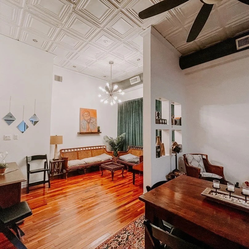 Relaxation mode: activated ⚡️ 
🏠 airbnb.com/h/foxtrotshv
📧 foxtrot.shv@gmail.com.
.
.
.
.
.
#shreveport #sbc #downtownshreveport #texasstreet #shreveportmusicians #recordingstudio #music #downtownliving #explore #travel #designinspo #shreveportairb