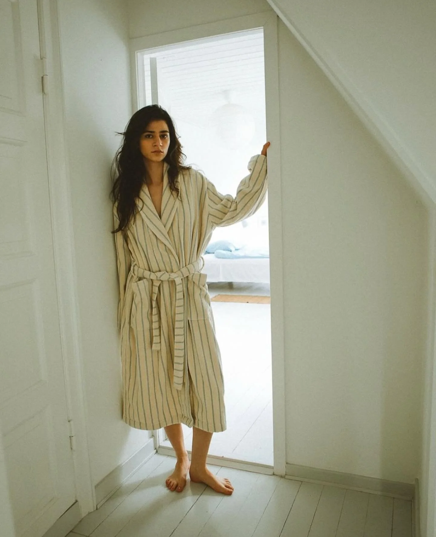 A spacious bathrobe with large, deep pockets and a soft, comfortable collar you can wrap yourself in after a bath, a dip in the sea, or simply when relaxing on the sofa. @studio_feder