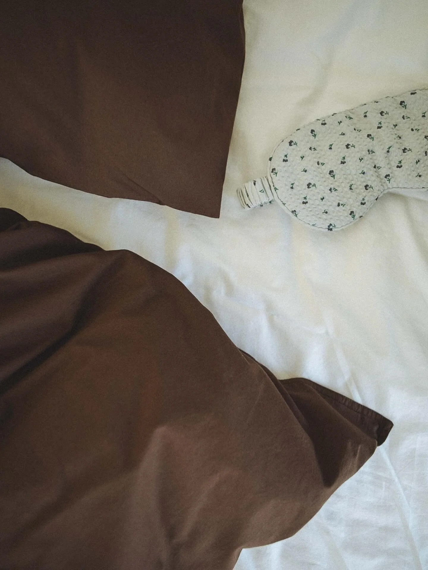 Organic bedding in washed cotton percale for a very beautiful understated look and handfeel. The bedding is delivered in a matching fabric bag with tie strings and French seams inside. 

@studio_feder