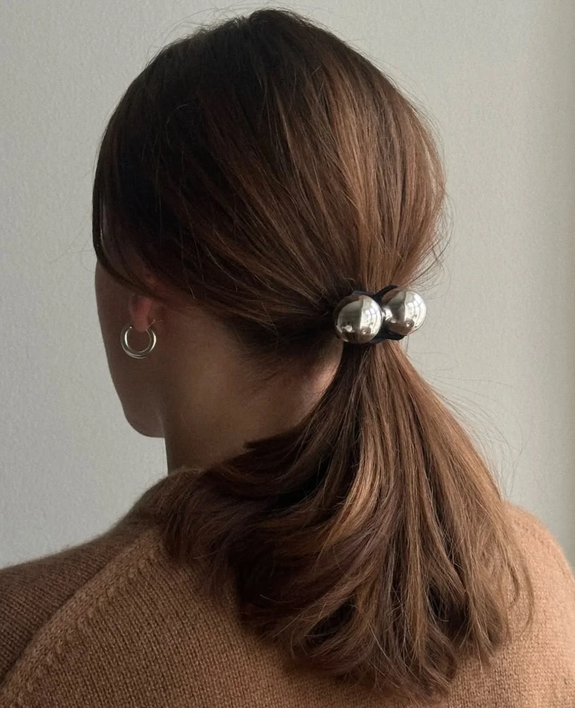 Add a touch of edge to your ponytail with the Amina elastic. Featuring two bold metal balls in gold or silver tones, it&rsquo;s the perfect blend of simple and statement.

@picostore