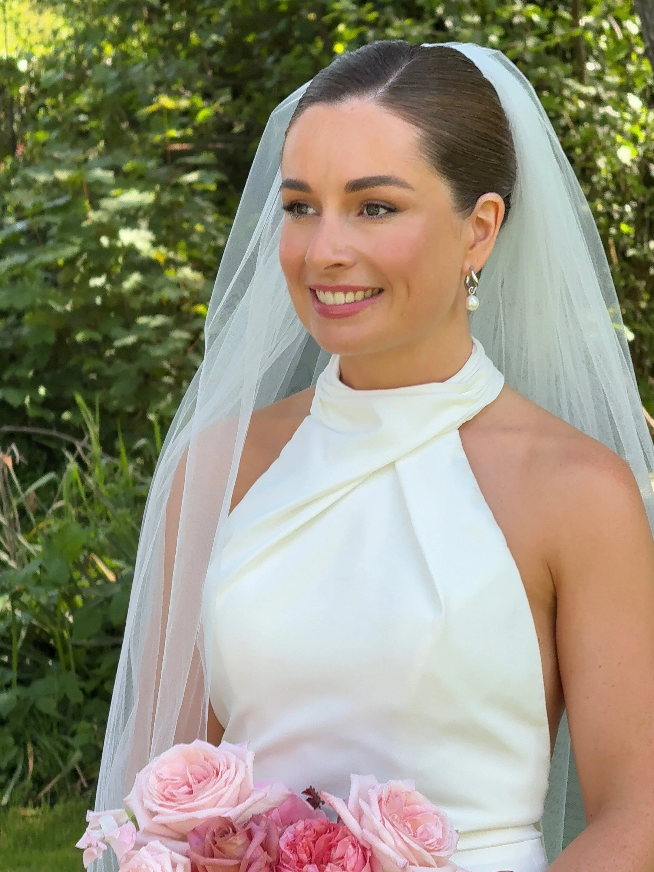 When brides tell me they want glowing skin on their wedding day, especially in the middle of summer, my goal is never just to make the skin look beautiful at 9am.

The real challenge is making it look just as beautiful hours later.

This bride got ma