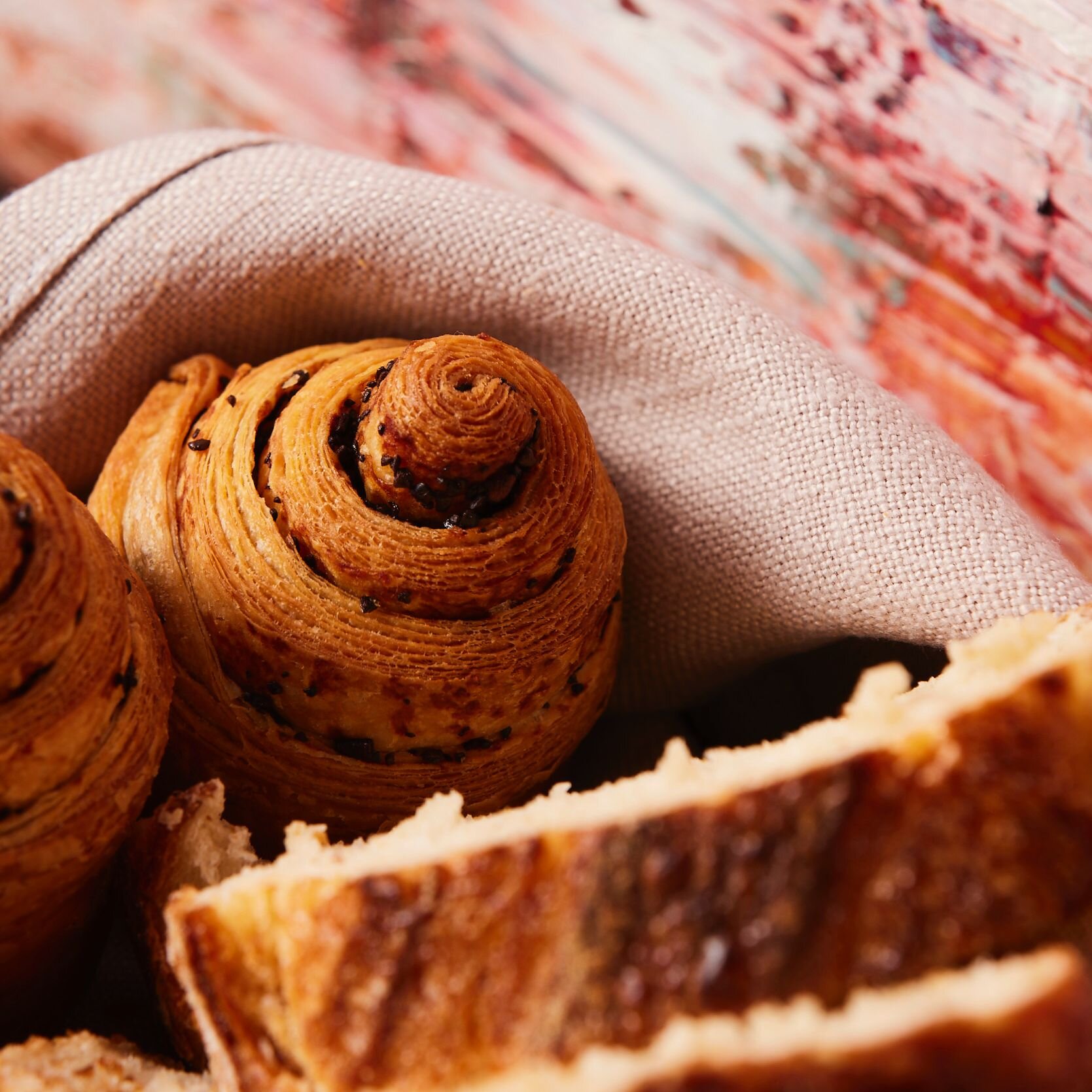 Our house-made Kombu scrolls are baked each morning using organic, stoneground flour. Served with whipped Truffle butter. 

#tetsuyas #tetsuyasrestaurant #tetsuyassydney #tetsuyawakuda #finedining #sydneyrestaurants #bestrestaurants #wheretoeatsydney