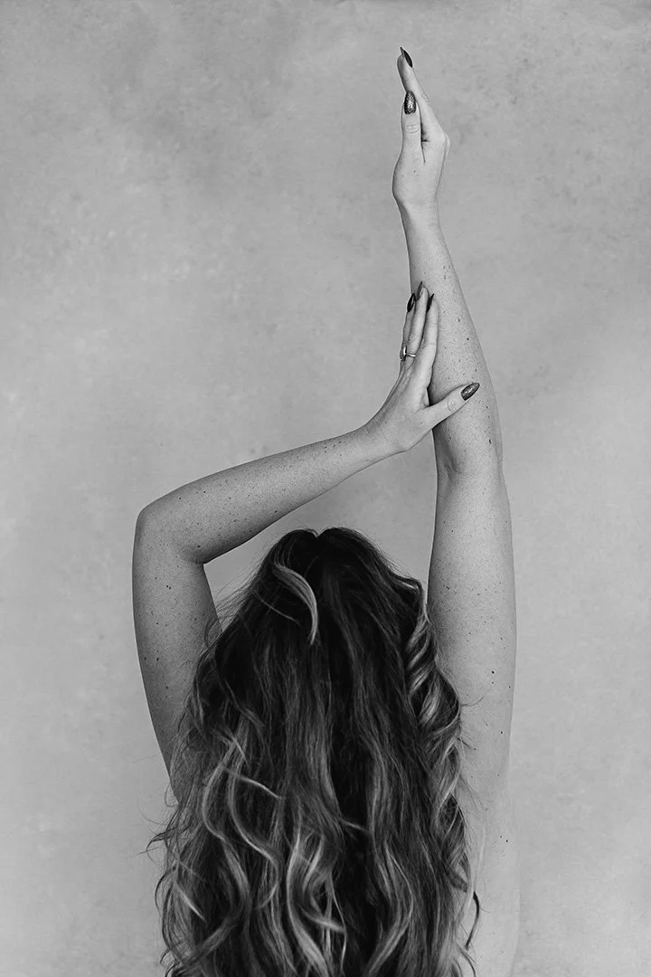 Krachtig fine art boudoir fotografie met zelfverzekerde houding in serene studiosetting