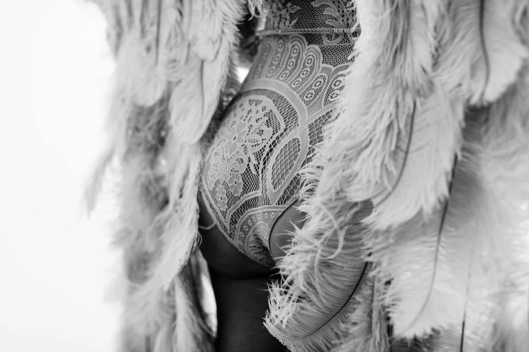 burlesque boudoir fotoshoot, boudoir fotograaf boudoir angel wings, burlesque feathers