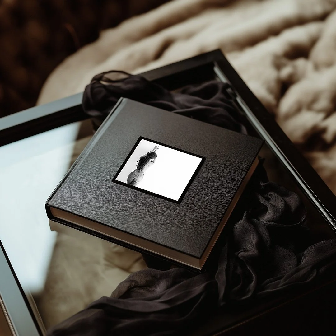 vrouw in zelfverzekerde pose tijdens boudoir fotoshoot, fotoalbum boudoir