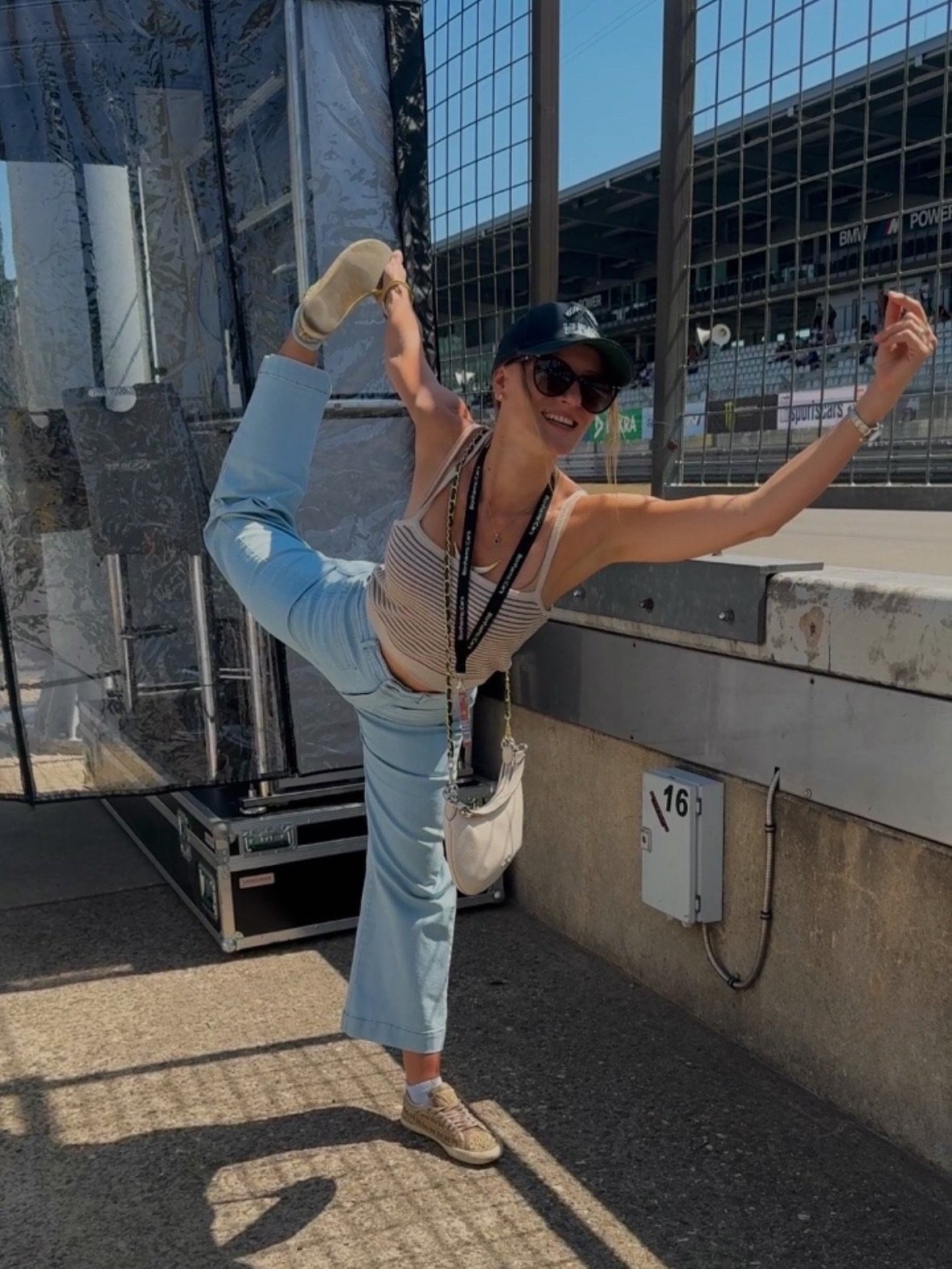 🌍 Happy International Yoga Day!😍🧘🏼&zwj;♀️

Wir sind noch immer an der Rennstrecke 🏎️&ndash; das heutige Rennen ist gut gelaufen,
und jetzt geht&rsquo;s weiter mit dem legend&auml;ren 24h-Rennen am N&uuml;rburgring! 😍🏁

Zwischen Motorenl&auml;r