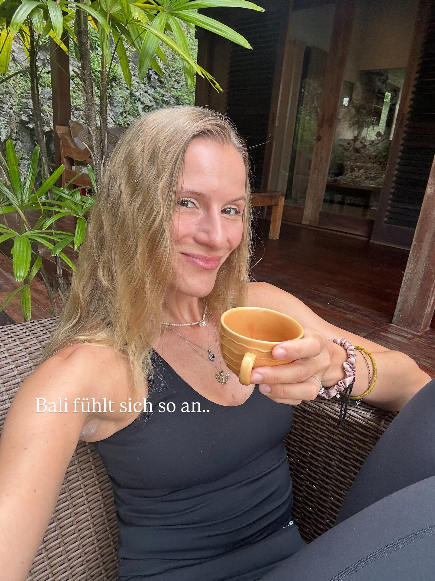 Bali f&uuml;hlt sich so an&hellip;❤️🙏🏻
Langsame Morgen mit meinen Ritualen &ndash; Yoga, Meditation, Kaffee &amp; Dankbarkeit.
Flie&szlig;en am Ozean, umgeben von Palmen.
Lachen, Verbundenheit, Rituale, Meeresbrise &ndash; das echte Bali entdecken 