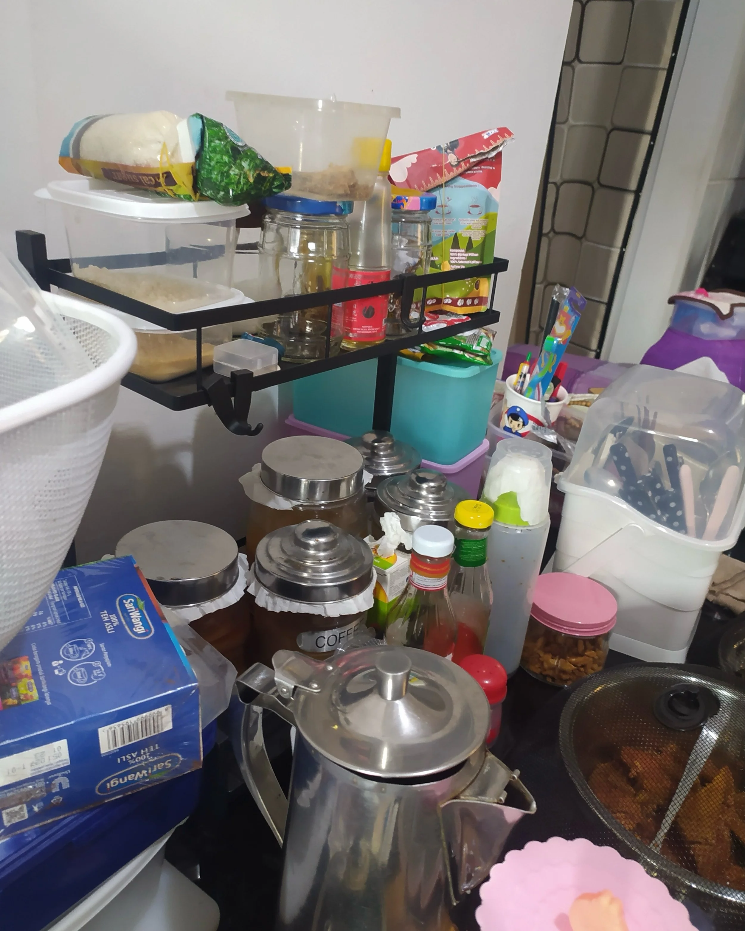 Your dream kitchen starts with being able to find what you need in five seconds.

Cluttered countertops, overflowing cupboards and a pantry where things seem to disappear? Decluttr Me can transform your kitchen into a calm, organised space that works