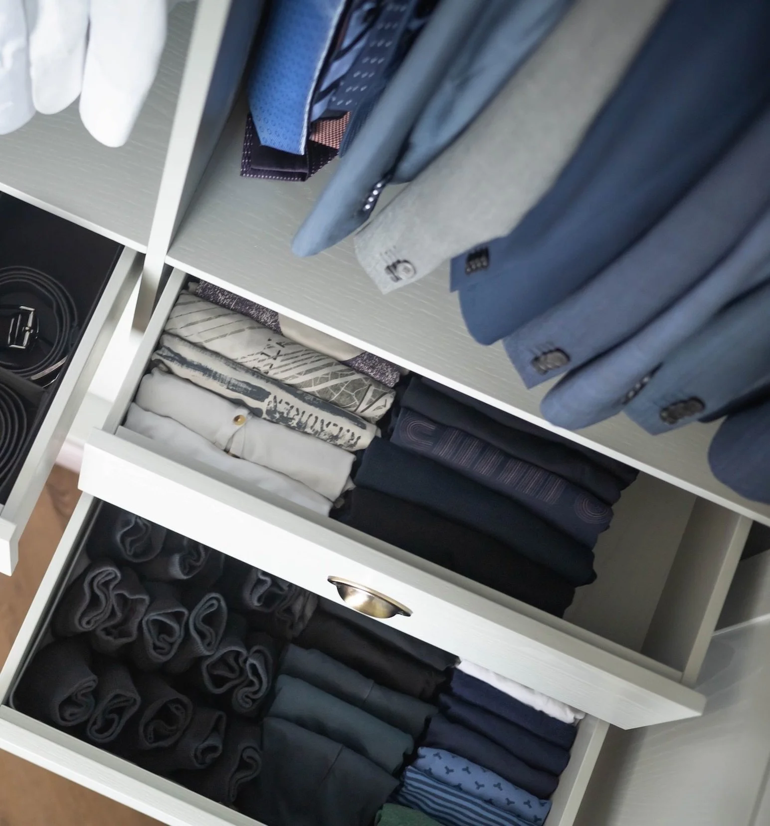 Each client is different, so we work with you to devise a tailored approach to help you get and stay organised, with a practical service aiming to be as environmentally friendly as possible: re-using, re-purposing and re-homing unwanted items with an