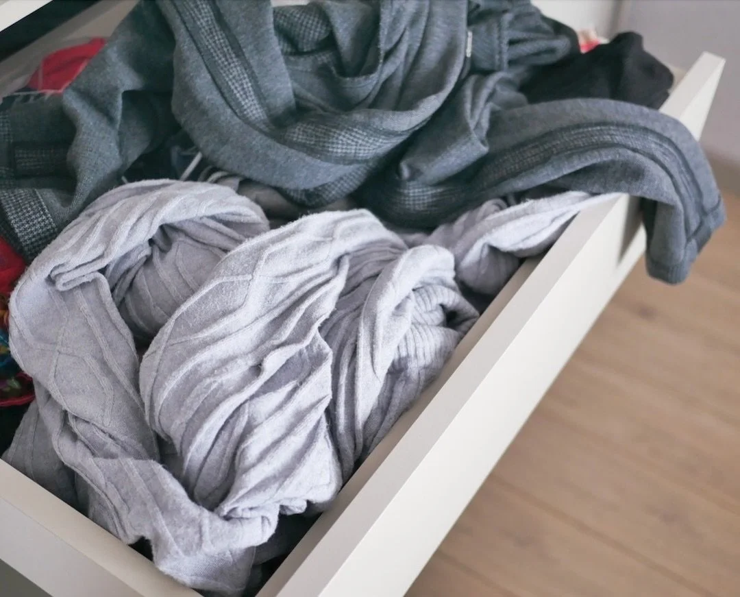 Organizing a messy area can be a bit intimidating especially when it comes to your clothes.  Let Shelina help you get fabulously organised. Schedule your FREE 20 minute consultation with Shelina today!

#DeCluttrMe #professionalorganizer #simplify #d