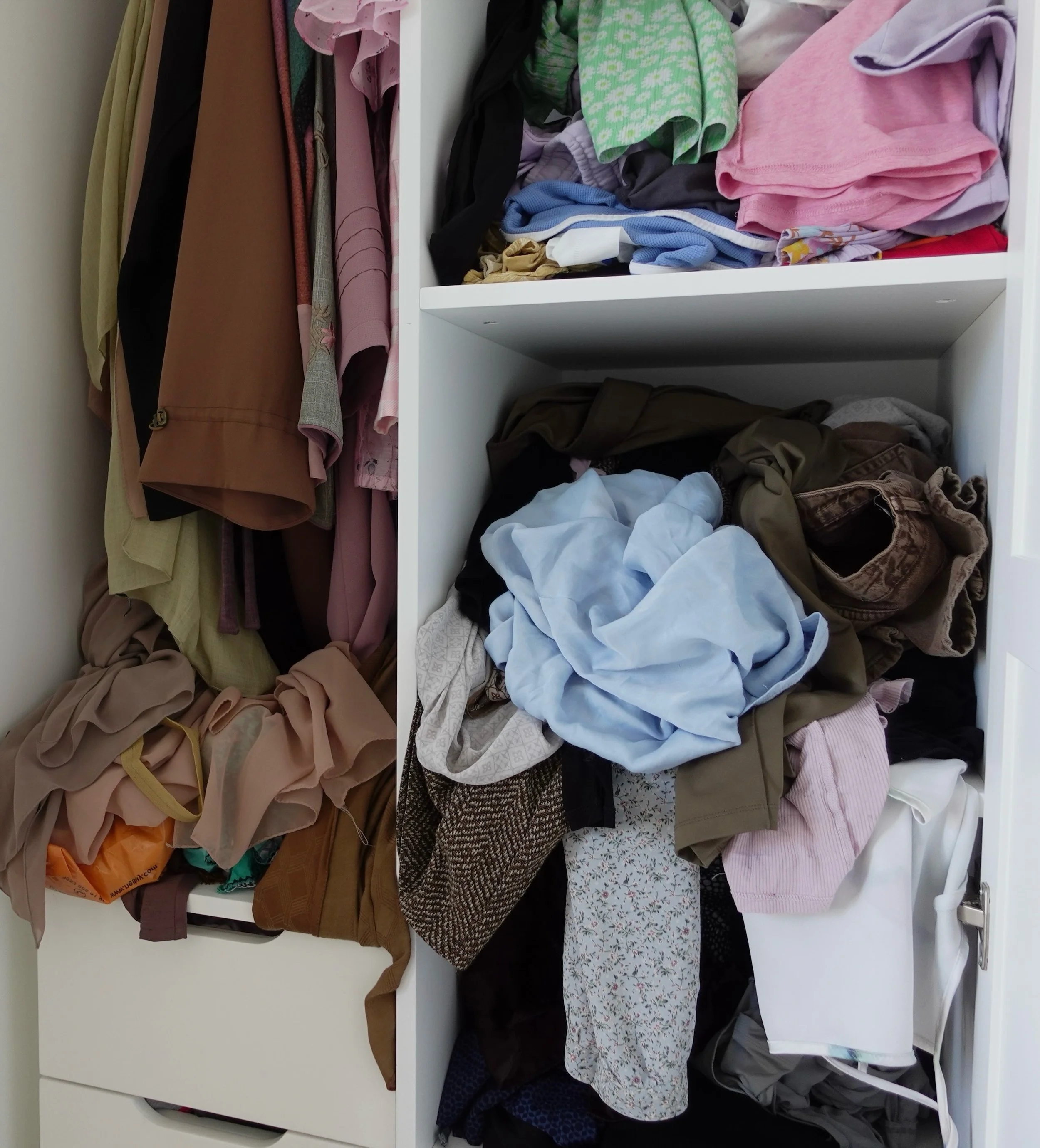 Clothes crammed onto rails, items you can&rsquo;t find and pieces that no longer fit can turn getting dressed into a daily frustration. Every morning becomes another round of searching, deciding and feeling as though you have nothing to wear.

A decl