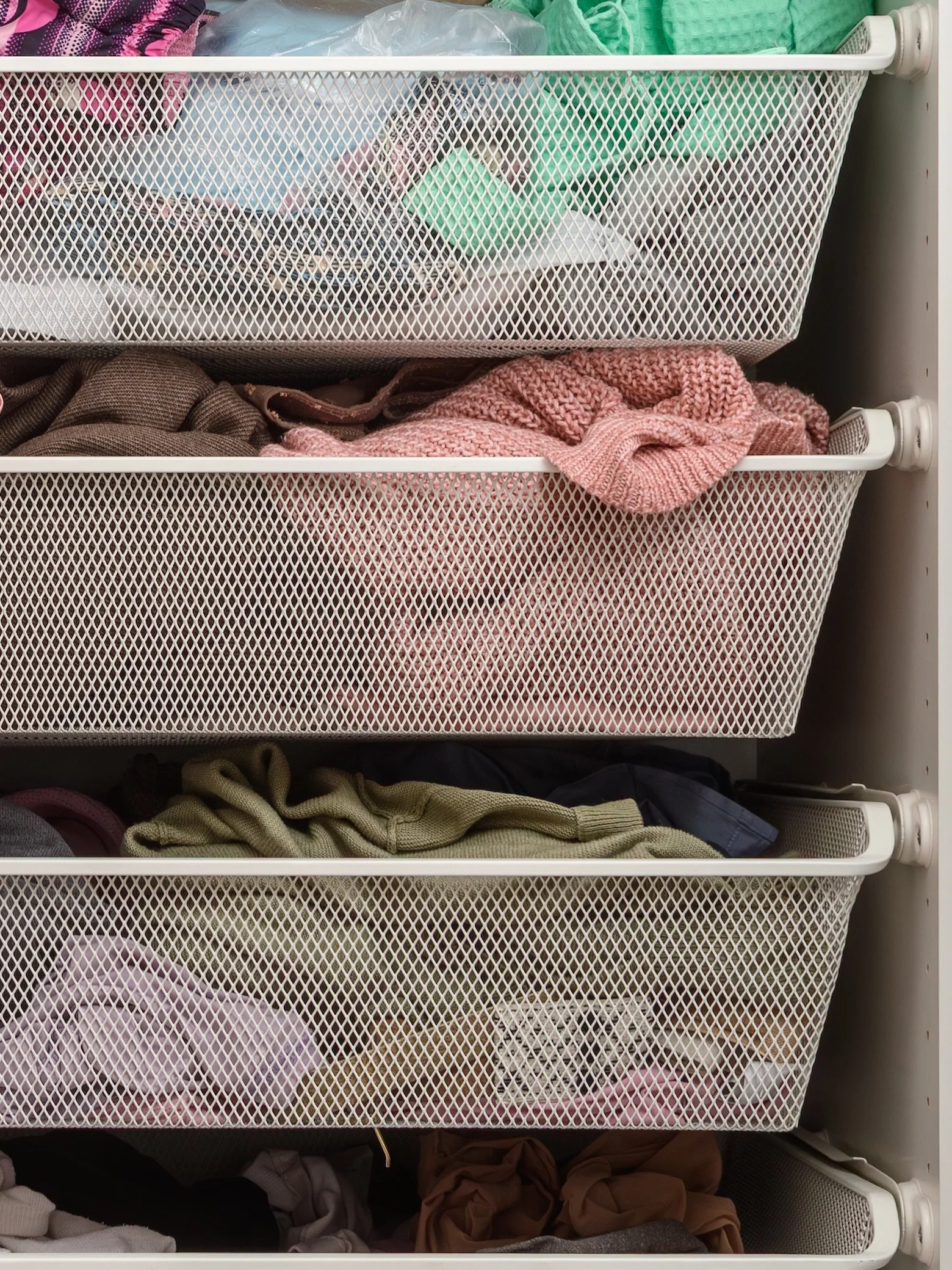 Decluttering goes beyond a tidy space.

It means letting go of what you no longer need, organising what matters and creating simple systems that work for your daily life.

When everything has a place, finding what you need becomes easier. You spend l